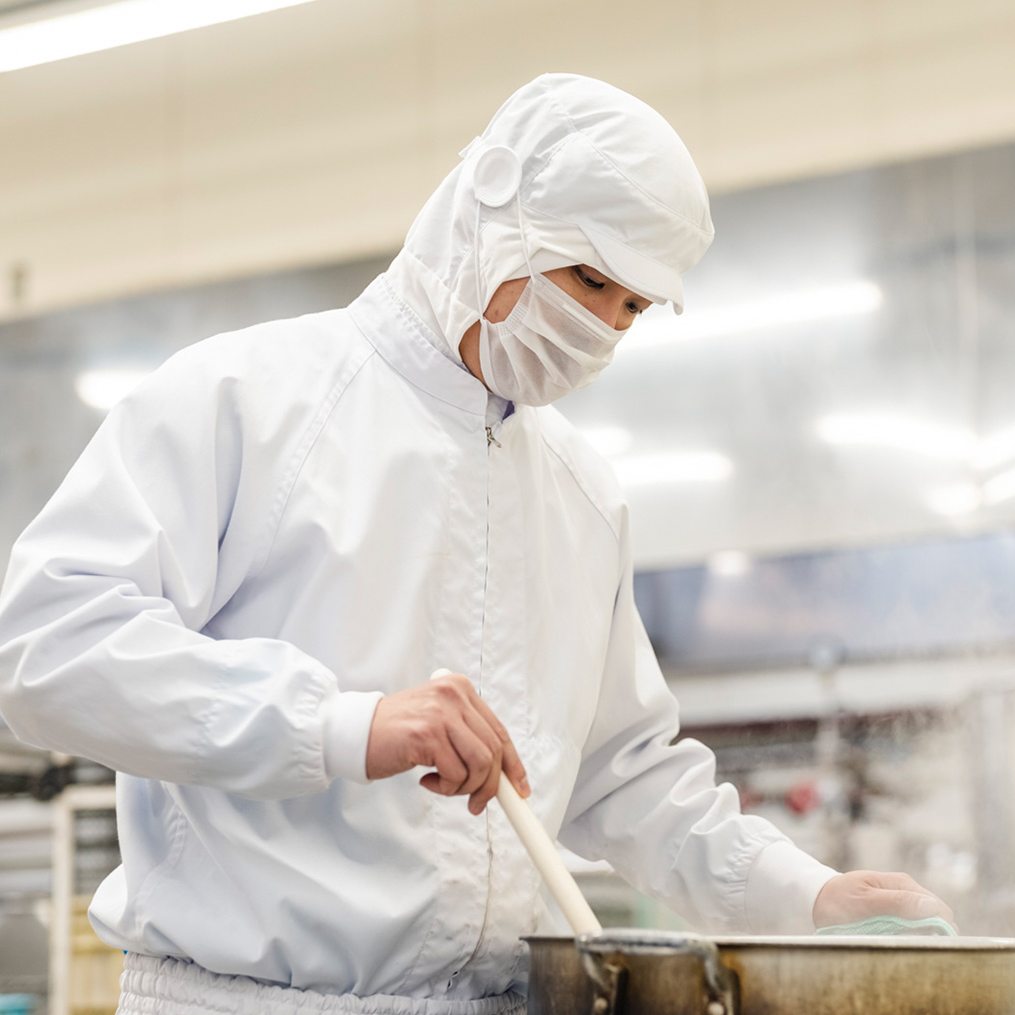 有資格者がセントラルキッチンで調理